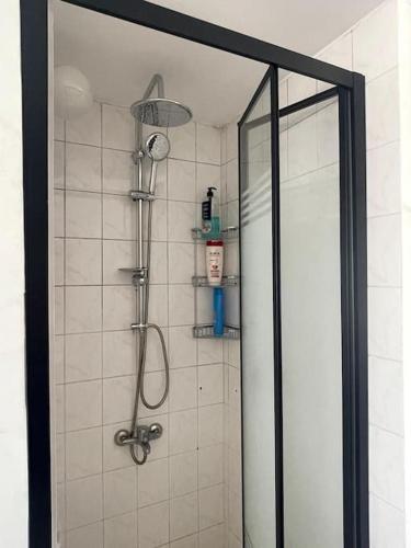 a shower in a bathroom with a glass door at Girne KKTC in Ayyorgi