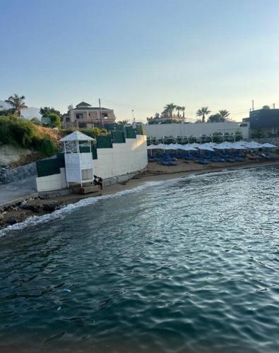a beach with chairs and a body of water at Girne KKTC in Ayyorgi
