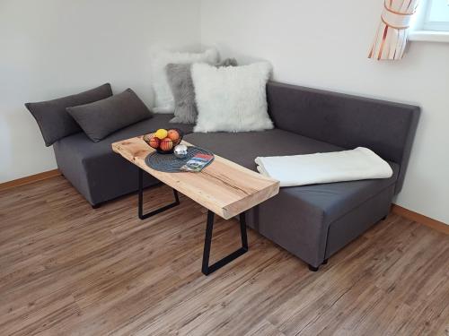 a living room with a couch and a table at Ferienwohnung Glashütte in Sankt Michael im Lungau