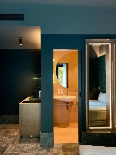 une salle de bain avec un lavabo et un miroir dans l'établissement EZE BEACH Residence, à Èze