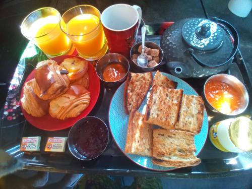 une table garnie d'assiettes de nourriture et de boissons pour le petit-déjeuner dans l'établissement Deux pièces, à Six-Fours-les-Plages