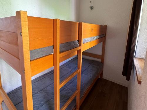 quelques lits superposés dans une chambre dans l'établissement Studio cabine au pied des pistes avec balcon et casier à skis - FR-1-181-2209, à La Plagne Tarentaise