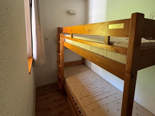 quelques lits superposés dans une chambre dans l'établissement Studio cosy au pied des pistes avec balcon et casier à skis - FR-1-181-2034, à La Plagne Tarentaise