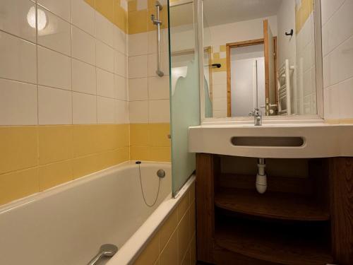 une salle de bain avec un lavabo et une baignoire dans l'établissement Appartement au pied des pistes avec WIFI et animaux admis - FR-1-181-2247, à La Plagne Tarentaise