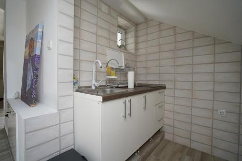 Kuchyň nebo kuchyňský kout v ubytování Apartmani Vujović