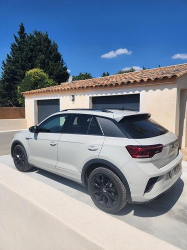 a white car parked in front of a house at Maison "COSY" avec Parking Privé et Climatisation in Nîmes