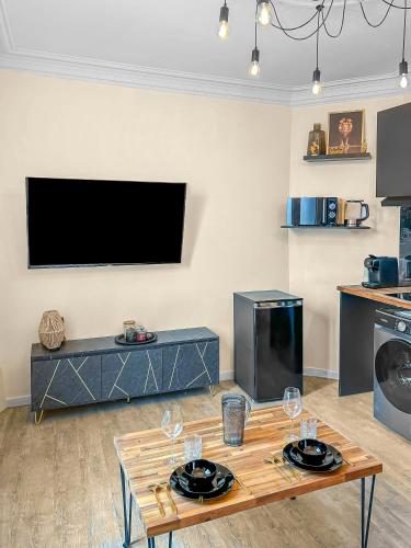 Il comprend un salon doté d'une table et d'une télévision à écran plat. dans l'établissement Ivry-Confort, à Ivry-sur-Seine