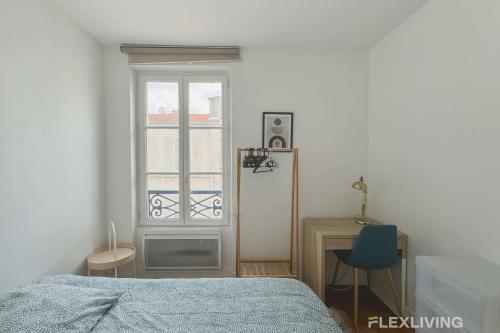- une chambre avec un lit, un réfrigérateur et une fenêtre dans l'établissement Flexliving - room - Augereau, à Paris