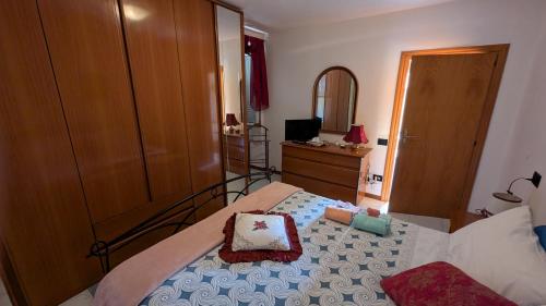 una camera da letto con un letto e una cassettiera di Appartamento a Fossato di Vico a Fossato di Vico