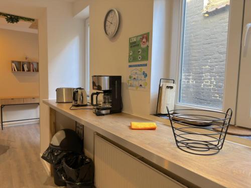 - une cuisine avec un comptoir et une cafetière dans l'établissement Maison Cosy 10 Personnes 3 SDB proche Lille, à Roubaix