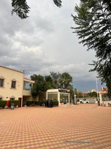 a building on a brick road in front of a building at Al Muhaidb Residence for Chalets and Holidays Homes المهيدب ريزدنس لبيوت العطلات in Al Hada
