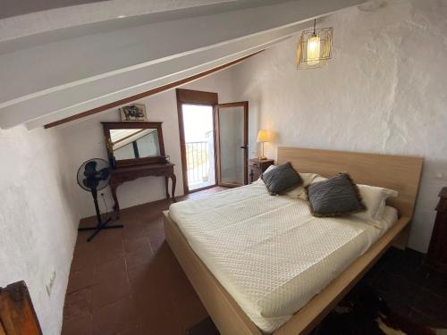 Ένα ή περισσότερα κρεβάτια σε δωμάτιο στο Casita de los Azulejos in Comares