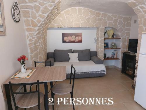 un salon avec un canapé et une table dans l'établissement Appartement 4 Pers VERGEZE, à Vergèze