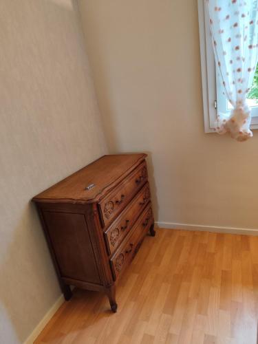 - une commode en bois dans une chambre avec fenêtre dans l'établissement Jules, à Bel Air