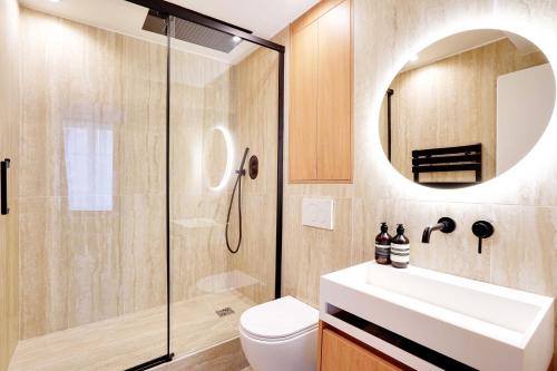 une salle de bain avec une douche, des toilettes et un lavabo dans l'établissement Beautiful Apartment - 1BR-4P - Le Marais, à Paris