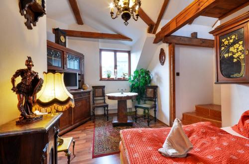 ein Schlafzimmer mit einem Bett und einem Tisch in einem Zimmer in der Unterkunft Penzion St. Florian Příbor in Příbor
