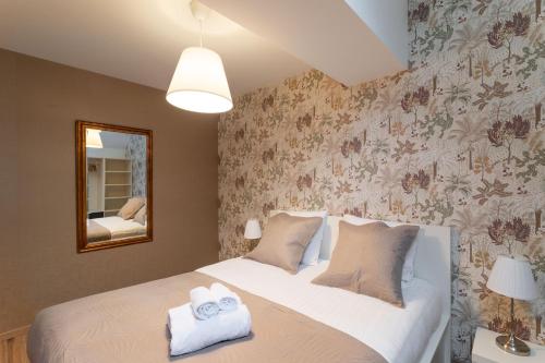 une chambre avec un lit avec deux serviettes dessus dans l'établissement La Canopée Urbaine - Apt centre-ville avec parking, à Rennes