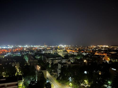 une vue d'une ville la nuit avec des lumières dans l'établissement Panoramico Novi Sad, à Novi Sad