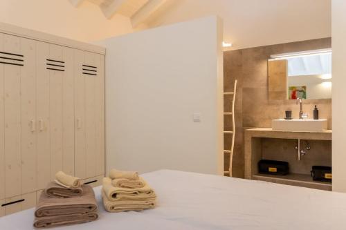 Ένα ή περισσότερα κρεβάτια σε δωμάτιο στο Villa Mistral - Luxurious 5 Bedrooms, Clean, New And Child-friendly That Is 5min Drive From The Beac