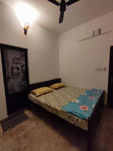 Ένα ή περισσότερα κρεβάτια σε δωμάτιο στο Alam Home Stay