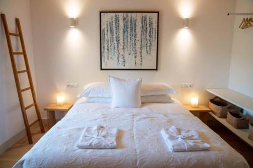 - une chambre avec 2 serviettes sur un lit avec 2 lumières dans l'établissement Charmant Atelier de la Fontaine, à Saint-Seurin-de-Prats