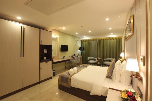 una habitación de hotel con una cama y un baño en EMILYS By JDANIELS, en Trivandrum