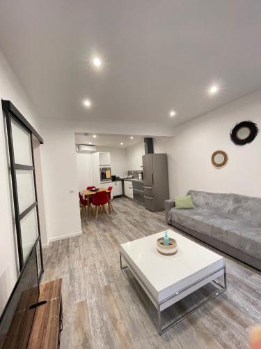 un salon avec un canapé et une table dans l'établissement Appartement 2 pièces Antibes, à Antibes