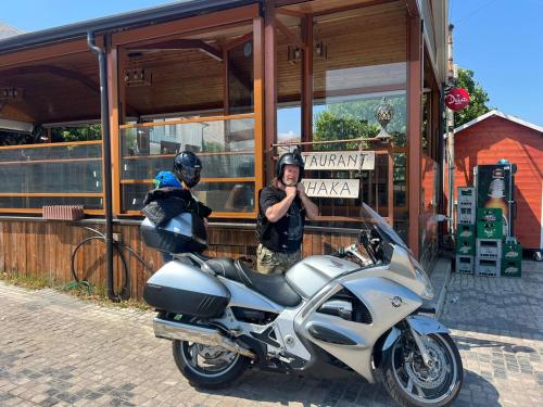 Clientes alojados en xhaka hotel