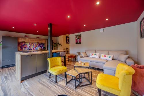 un salon avec un canapé et des chaises jaunes dans l'établissement Le Coloré, Apt 90m2, 4 pers, Wimille proche Wimereux, à Wimille