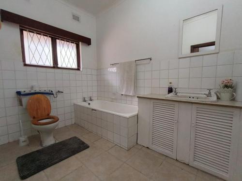 Ένα μπάνιο στο The Little House by the Sea