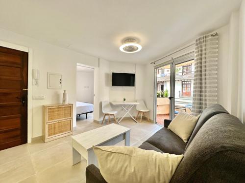 un salon avec un canapé et une table dans l'établissement Daniela 203 - Adults Only -, à Puerto de la Cruz