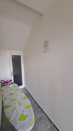 a room with a green and white rug on the floor at Apartmani i Sobe Kočiš in Bjelovar