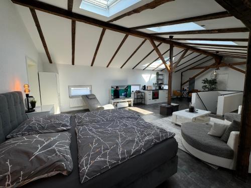 Postel nebo postele na pokoji v ubytování GLEIS 13 - THE LOFT im ehemaligen Lokschuppen