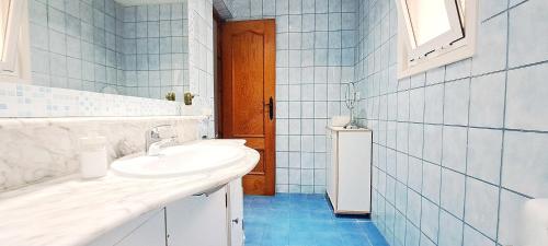 モハカルにあるCasa Ridao-Apartamento con vistas panorámicasの洗面台と鏡のある白いバスルーム