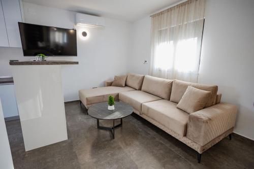 Μια τηλεόραση ή/και κέντρο ψυχαγωγίας στο Holiday house Eva with pool