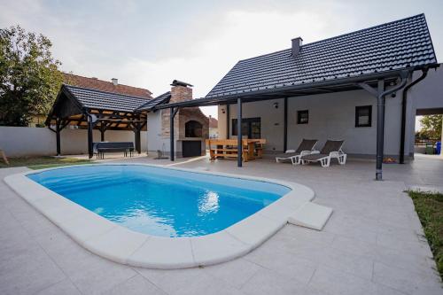 Πισίνα στο ή κοντά στο Holiday house Eva with pool