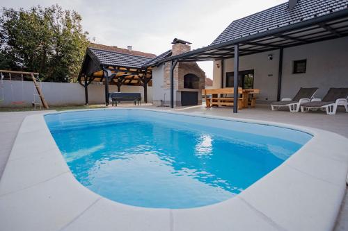 Πισίνα στο ή κοντά στο Holiday house Eva with pool