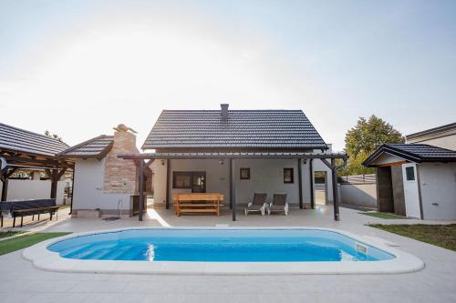 Πισίνα στο ή κοντά στο Holiday house Eva with pool