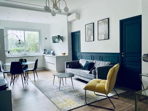 un salon avec un canapé et une table dans l'établissement Luxueux appartement, Carré d'Or, Square Mozart, à Nice