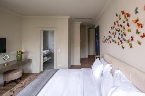 Postel nebo postele na pokoji v ubytování Nine Athens Hotel