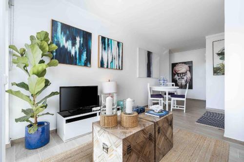 Bright Apt Marina View Steps to Beach