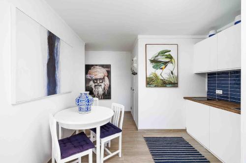 Bright Apt Marina View Steps to Beach