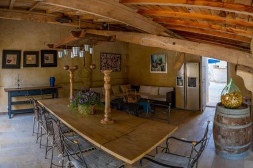 une salle à manger avec une table et un salon dans l'établissement Magnifique Maison de la Rivière, à Saint-Seurin-de-Prats