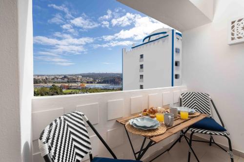 Marina View Apt Balcony & Beach on Doorstep