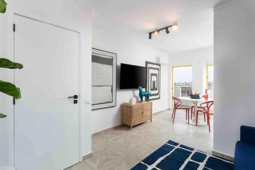 Bright Apt Marina View Steps to Beach
