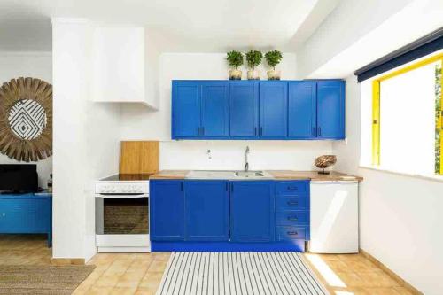 Beach & Pool Apt Steps from Praia da Rocha