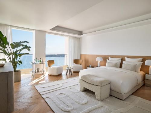 Posteľ alebo postele v izbe v ubytovaní The Roc Club, A Grecotel Hotel to Live