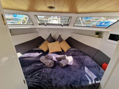 a bed in the middle of a boat at Fantasie Boot EINHORN in Cologne