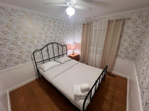 Ένα ή περισσότερα κρεβάτια σε δωμάτιο στο 5 bedroom house in prestigious neighborhood!