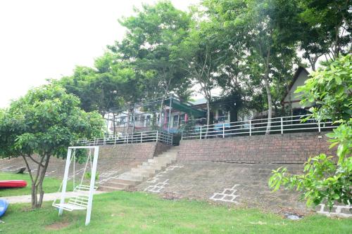Κήπος έξω από το Restful River Bungalow